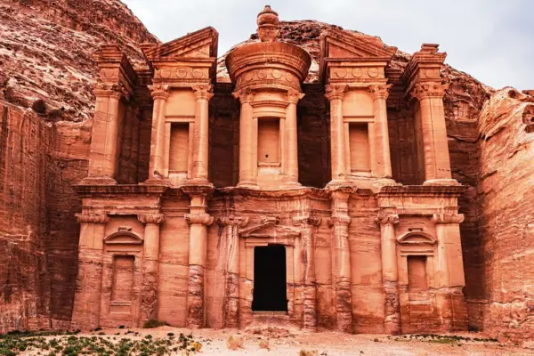 A Grandeza Esquecida de Petra: Redescobrindo a Cidade Rosa