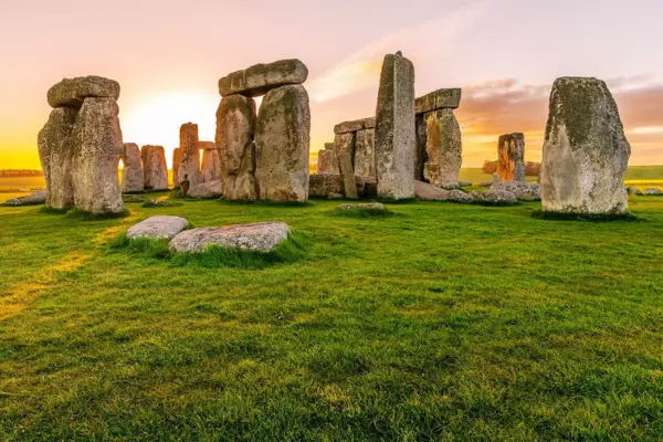 Desvendando os Mistérios de Stonehenge: Entre Mitos e História